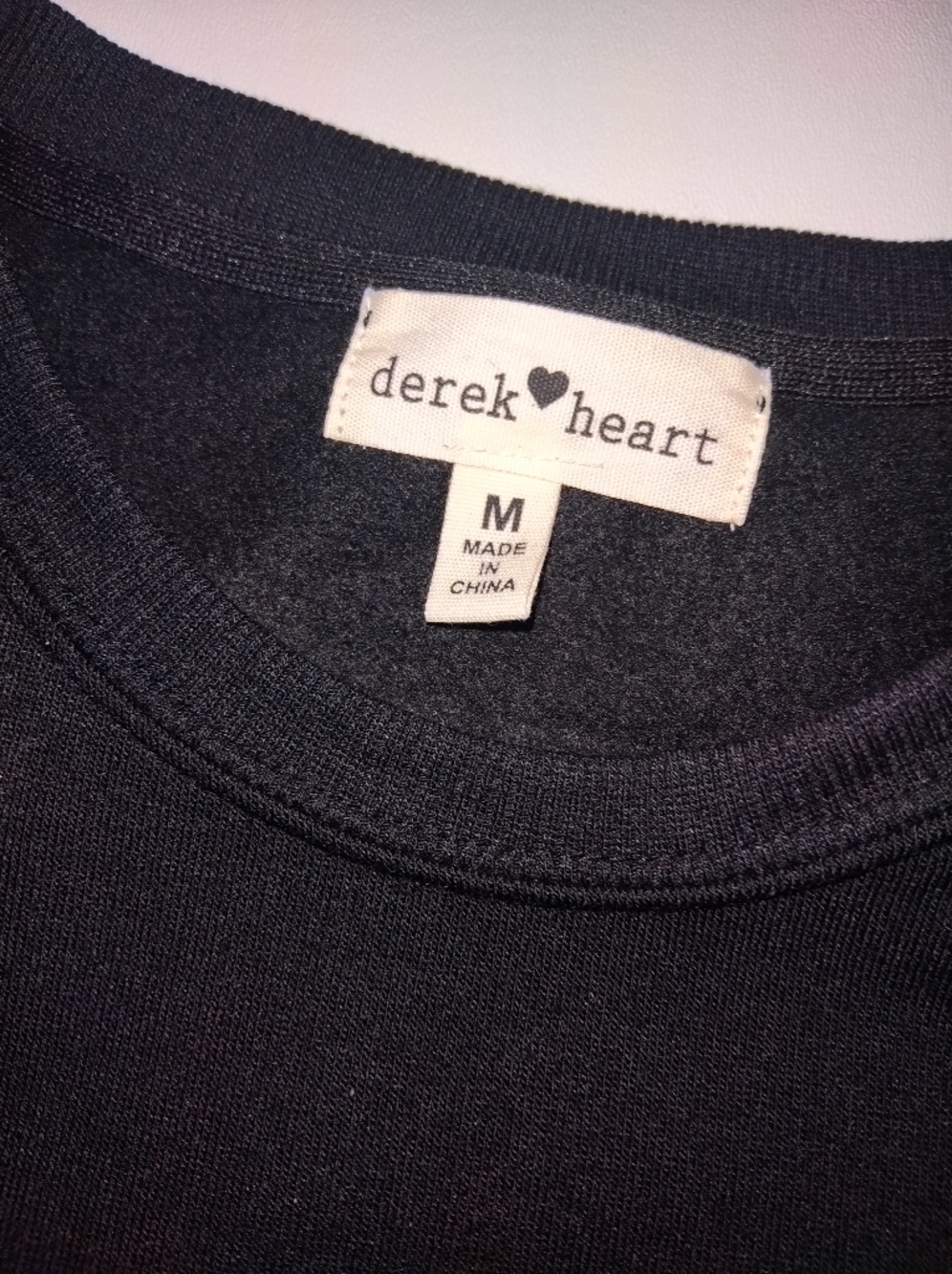 Derek Heart Women's Black Crewneck Pullover Sweatshirt M New kangaroo pockets - Picture 2 of 4